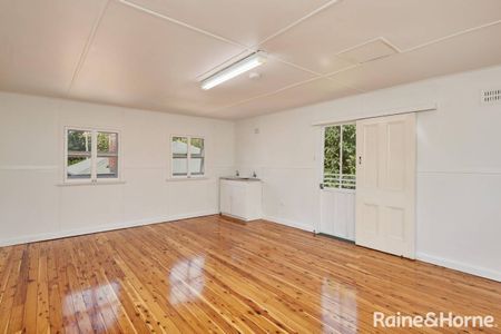 CHARMING FAMILY HOME IN A PRIME LOCATION - Photo 3