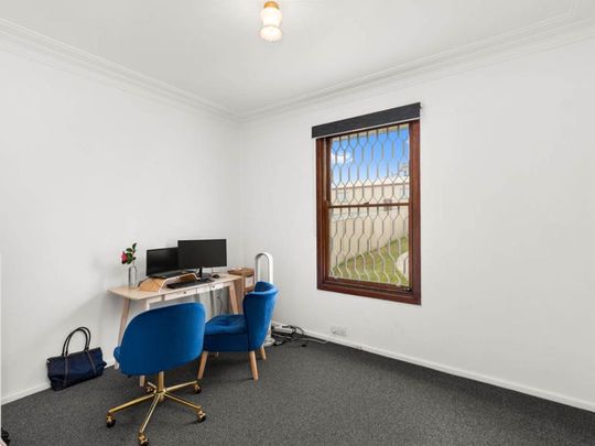 CONVENIENT LOCATION IN GLENDALE - Photo 1