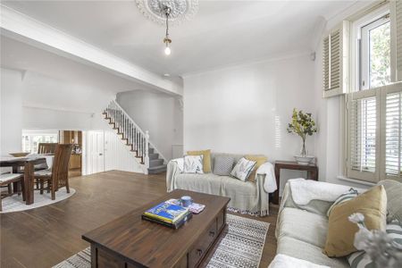 4 bedroom end of terrace house to rent - Photo 2