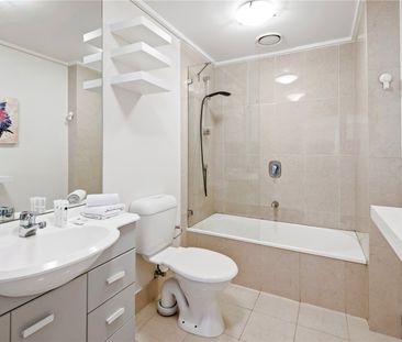 1210/668 Bourke Street - Photo 5