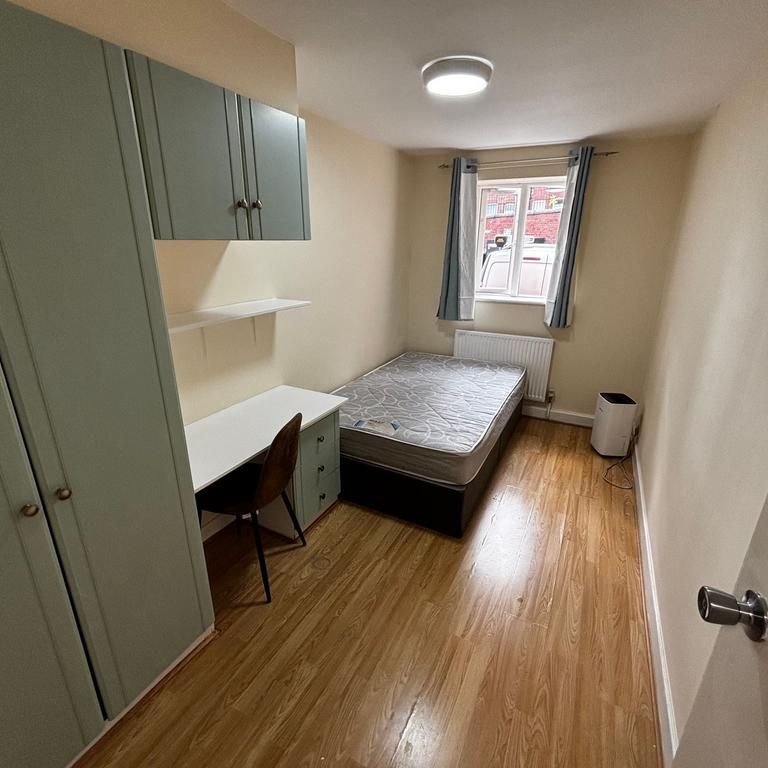 3 bedroom flat to rent - Photo 1
