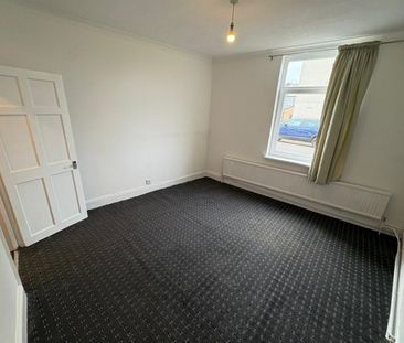 1 bed Flat - To Let - Photo 2
