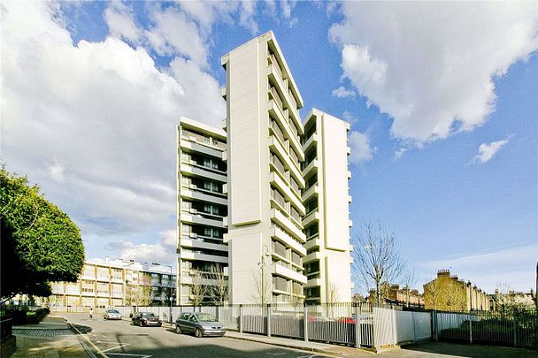 A spilt level apartment in one of Bethnal Green's most sought after and unique developments - Denys Lasdun's Keeling House. - Photo 1