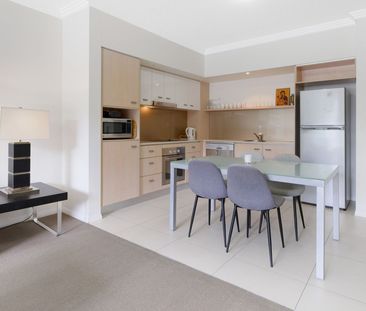 FULLY FURNISHED 1 BEDROOM APARTMENT- LOCATED CLOSE TO BOND UNI IN V... - Photo 5