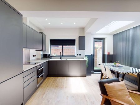 Join a stunning co-living home near the heart of the city, designed for aspirational living and vibrant community. - Photo 4