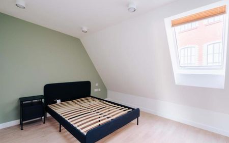 A brand new, high-spec one-bedroom flat in vibrant Bristol, offering modern open-plan living, underfloor heating, built-in storage, energy efficiency, and excellent access to public transport, shops, parks, and city amenities—ideal for couples seeking urban comfort. - Photo 3