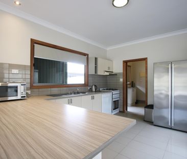 Spacious One Bedroom Unit, Short Distance From Cbd - Photo 5