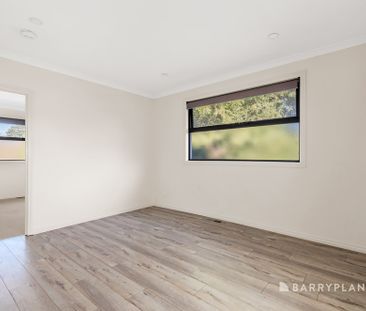 Modern Three-Bedroom Townhouse in Prime Ringwood Location! - Photo 2