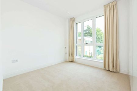 A luxury 2 bed apartment situated beside the River Thames. - Photo 4