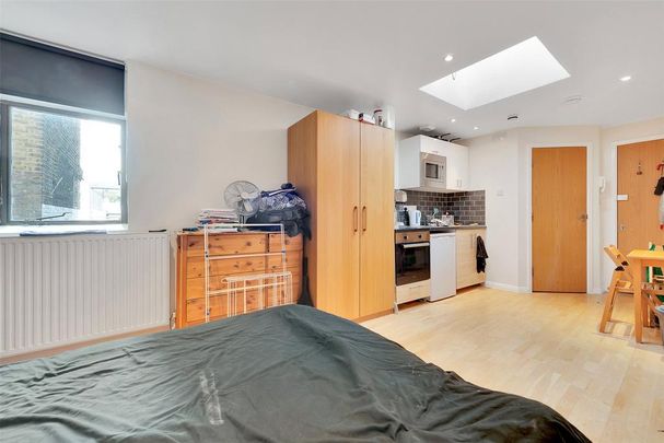 Studio to rent - Photo 1