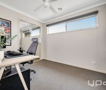 Low-Maintenance Townhouse in a Prime Craigieburn Location - Photo 5
