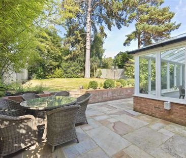 A modern family home in a popular Cobham residential road. - Photo 1