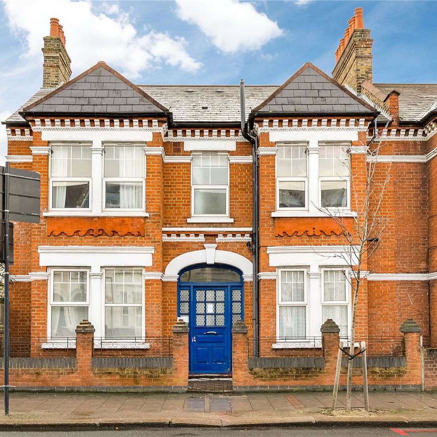 One bedroom flat on Tooting Bec Road with excellent transport links via Tooting Bec Underground Station. - Photo 1