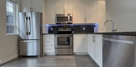 LANGLEY - 3 BEDROOM, 2.5 BATHROOM TOWNHOUSE NOW AVAILABLE - Photo 2