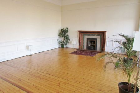 To Let 4 Bed Flat - Photo 2