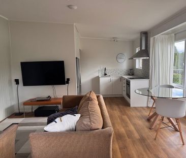 Chic 1BR Flat - Furnished & Modern! - Photo 2