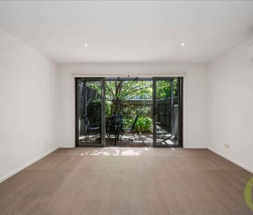 Stylish Townhouse Offering an Exceptional Inner North Lifestyle - Photo 1