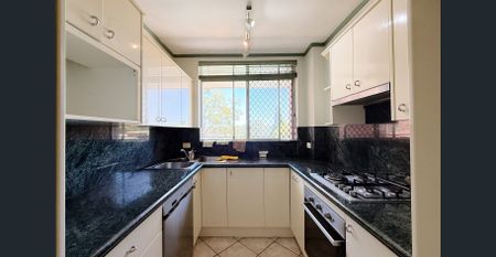 Bright & Spacious 2-Bedroom Apartment in a Prime Waterside Location - Photo 5