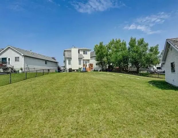 Amazing Bright House with huge lot for rental | Mt Lorette Pl SE, Calgary - Photo 1