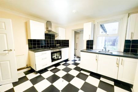 2 Bed Terraced House, Church Road, CR0 - Photo 3