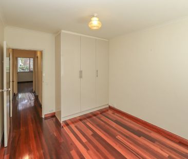 Stylish two bedroom apartment located in prime Toorak location! - Photo 4