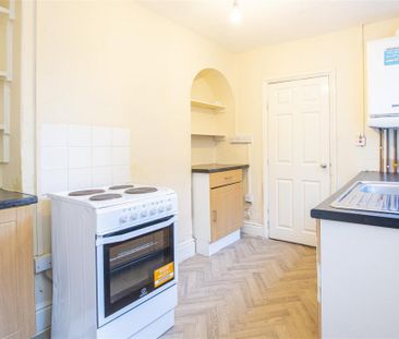 1 bed Flat To Let - Photo 5