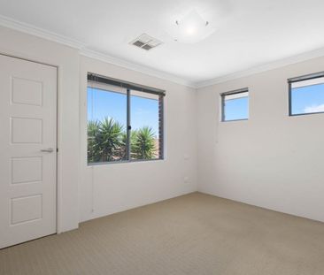 Stylish & Spacious Townhouse! - Photo 5