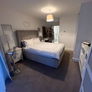 2 Bed Flat, Centenary Plaza, SO19 - Photo 2