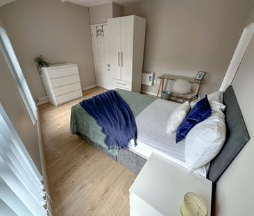 4 bedroom flat to rent - Photo 1