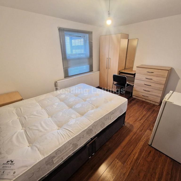 1 bedroom in a house share to rent - Photo 1