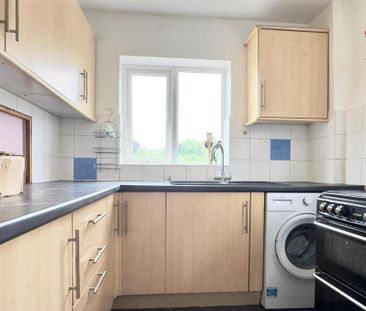 4 bedroom semi-detached house to rent - Photo 6