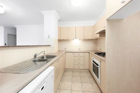 Fully Renovated Ultra Modern 3rd Floor Apartment Overlooking The Park - Photo 5