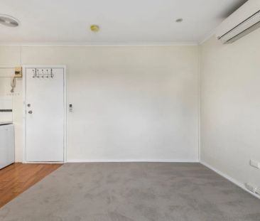 Light-Filled One-Bedroom Apartment Steps from Cafés & Parks - Photo 3