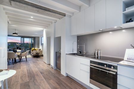 Exclusive Townhouse With 3x Secure Parking - Photo 4