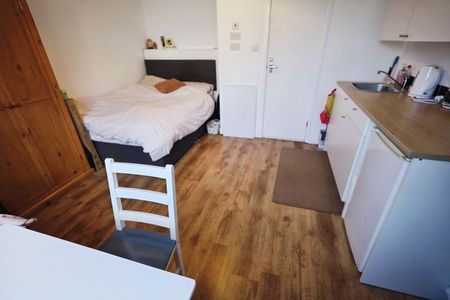 House Share With Ensuite & Kitchenette! Palmerston Road, Bournemouth - Photo 5