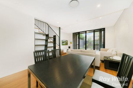 SPACIOUS & MODERN 3 BEDROOM TOWNHOUSE - Photo 3