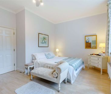 A well-presented apartment with allocated parking. - Photo 4