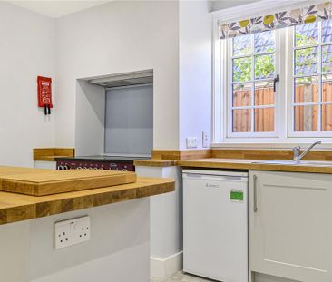 4 bedroom detached house to rent - Photo 2