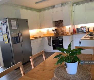 3 bedroom semi-detached house to rent - Photo 2