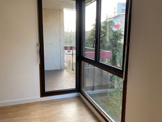 T2 AVEC BALCON ET PLACE DE PARKING - Photo 1