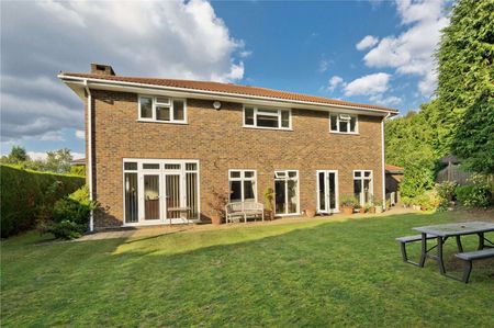 An exceptional detached family house with a double garage near the centre of Guildford and the Pewley Downs. - Photo 2