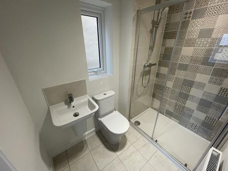 3 bedroom semi-detached house to rent - Photo 3