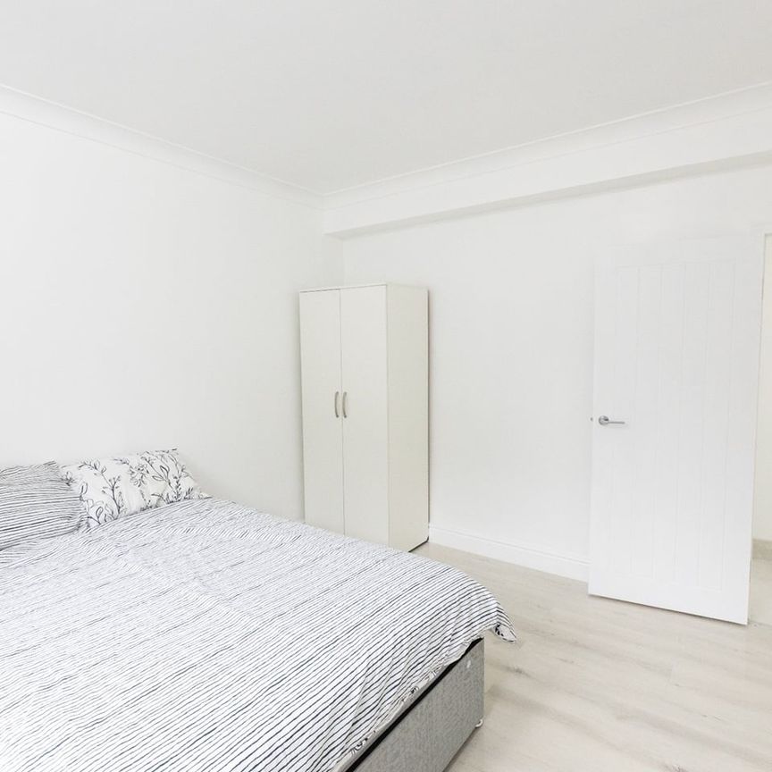 3 Bed Flat, Wandle Way, SW18 - Photo 1