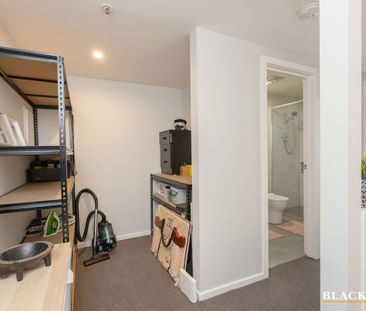 One bedroom + study townhouse - Flexible available date! - Photo 4