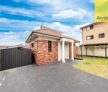 Fully Renovated Three Room House In Central Location - 650M Walk To... - Photo 3