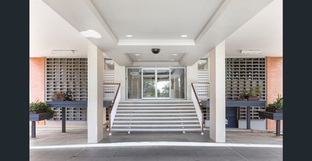 Elegant Garden Residence with Northerly Views in Toorak's Prestigious River Precinct - Partially Furnished - Photo 1