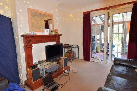 4 bedroom House in Becketts Park Crescent, Leeds - Photo 2