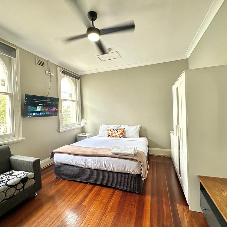 16-bedroom shared hotel/motel, George St - Photo 1