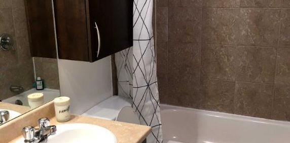 Bromont, 3 1/2 demi-ss avec table de cuisine, chaises et base de lit avec matelas queen, remise et stationnement inclus ... 5 mins de la montagne !!! - Photo 2