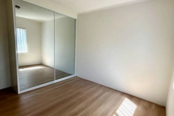 Renovated top floor unit with LUG - Photo 1